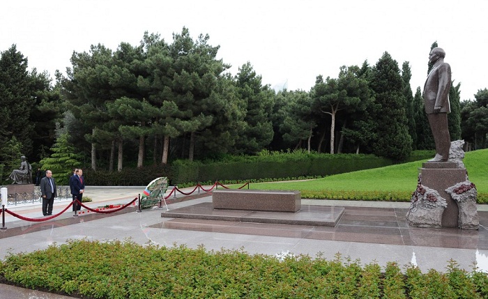 Luis Ayala visite la tombe du leader national Heydar Aliyev et l’Allée des Patriotes